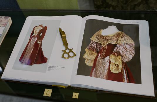 Выставка «Секреты старинного шкафа: петербургские моды эпохи модерна»