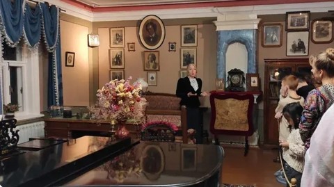 Театрализованная экскурсия «Обыкновенные гости необыкновенного дома»