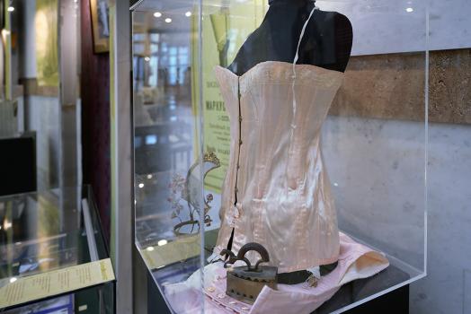 Выставка «Секреты старинного шкафа: петербургские моды эпохи модерна»