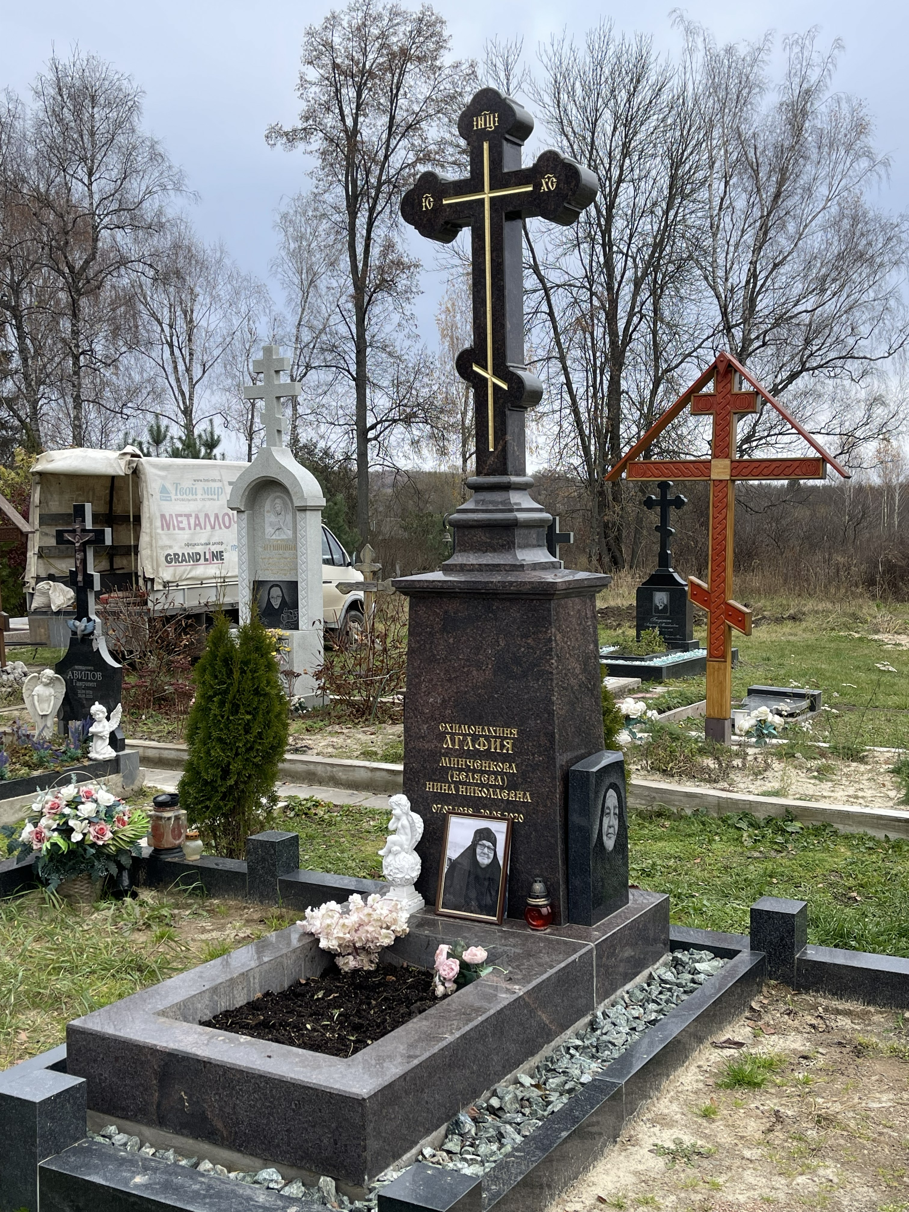 Голгофа с крестом из дымовского гранита