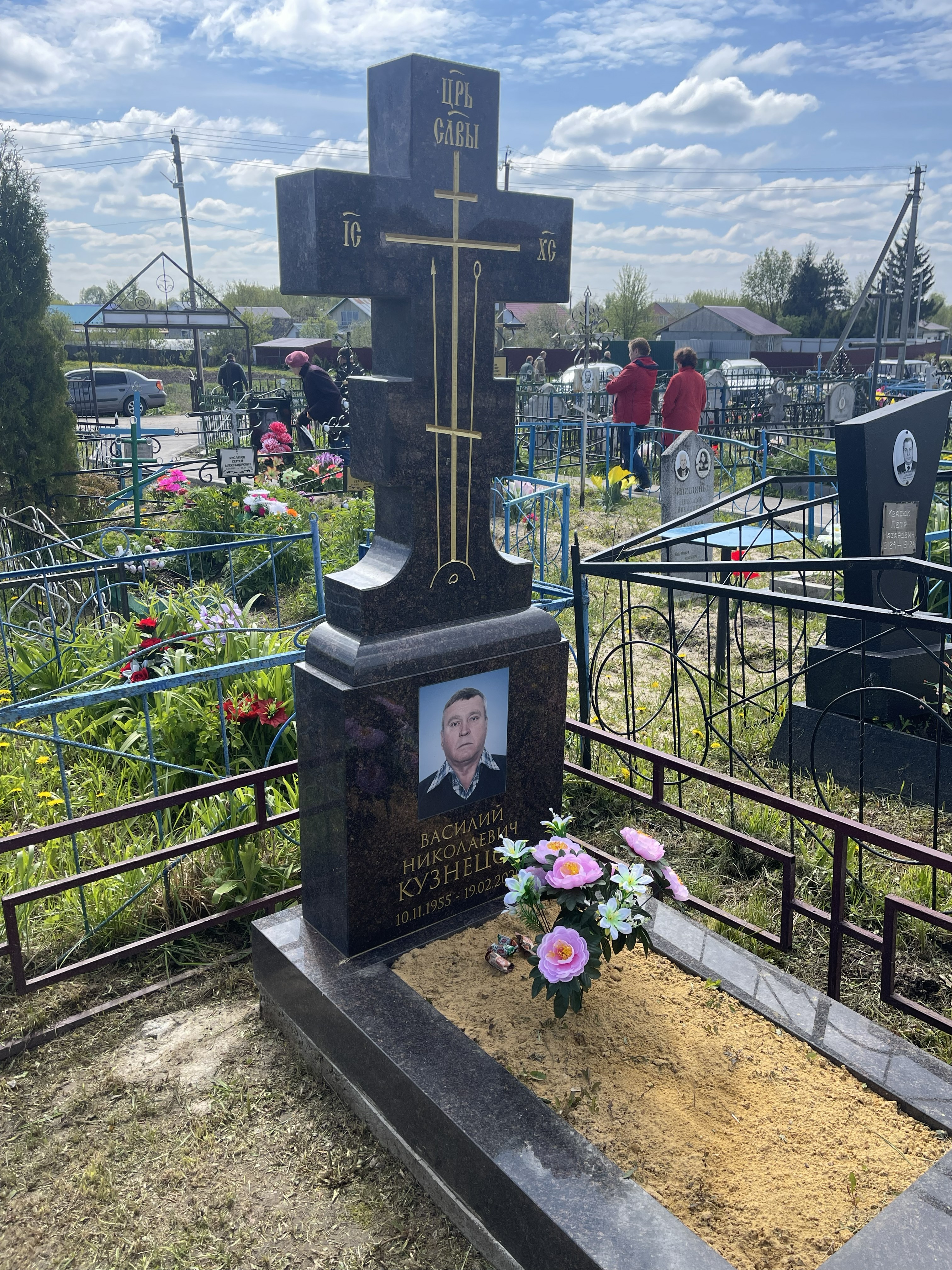 Памятник с крестом