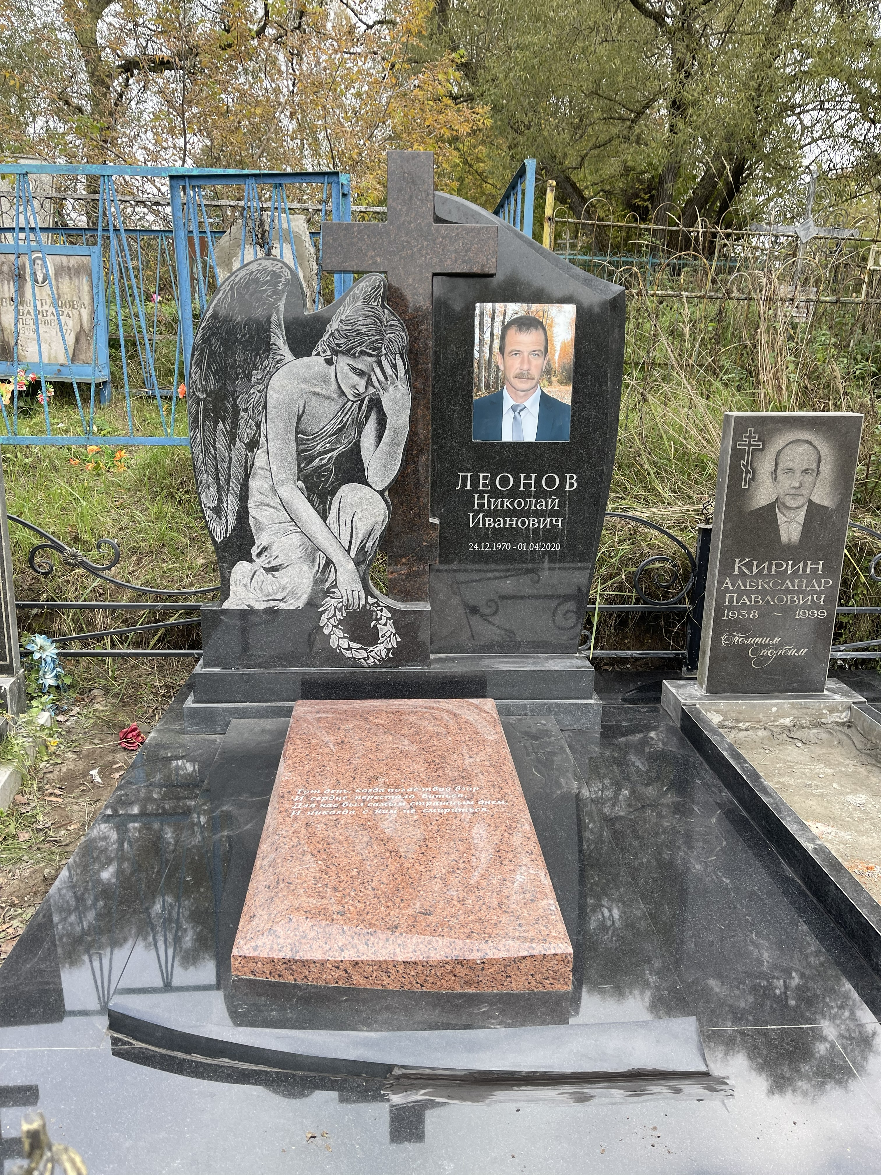 Памятник с ангелом и крестом