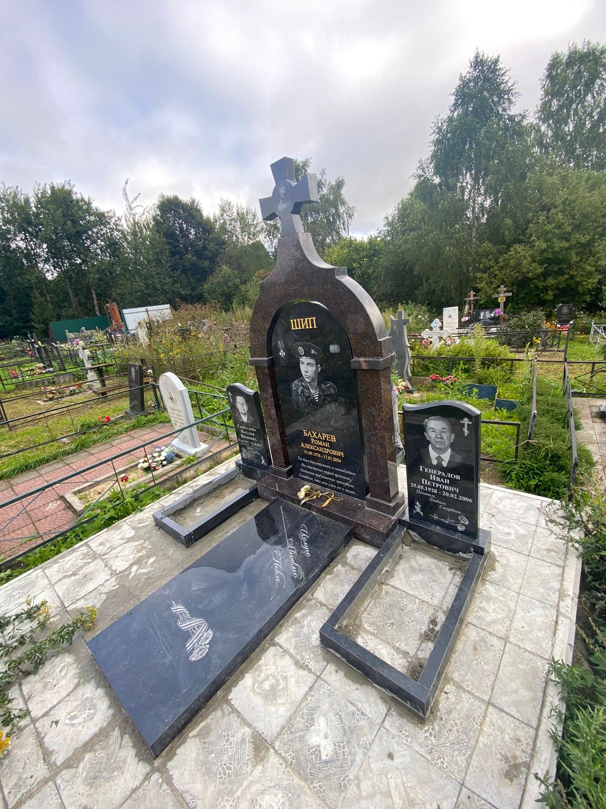Семейное захоронение с памятником участнику СВО