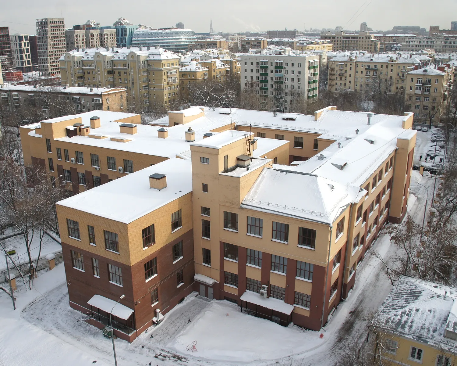 Здание Школы 1535 зимой