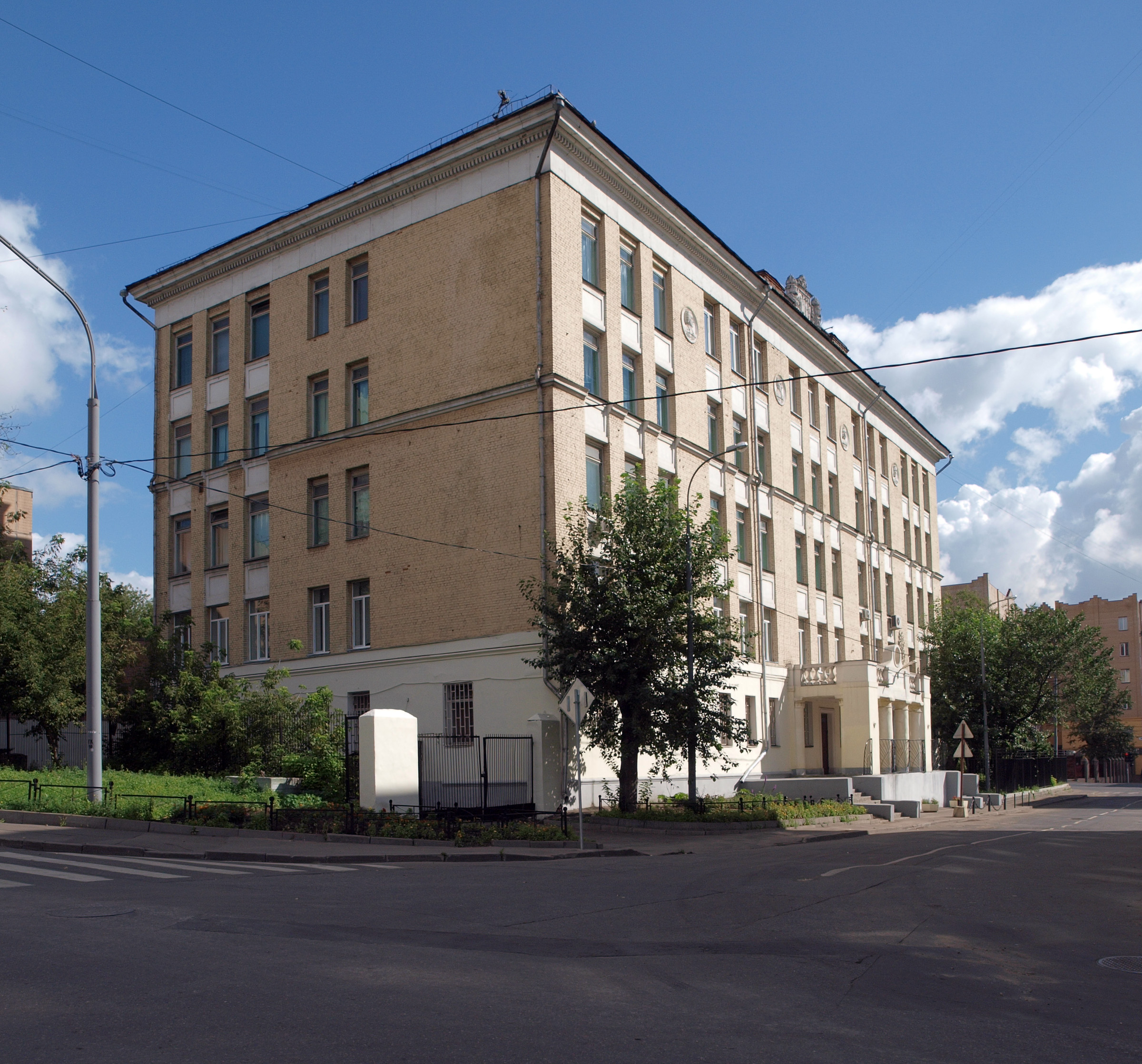 Здание Инженерной школы №1581 в Большом Полуярославском переулке