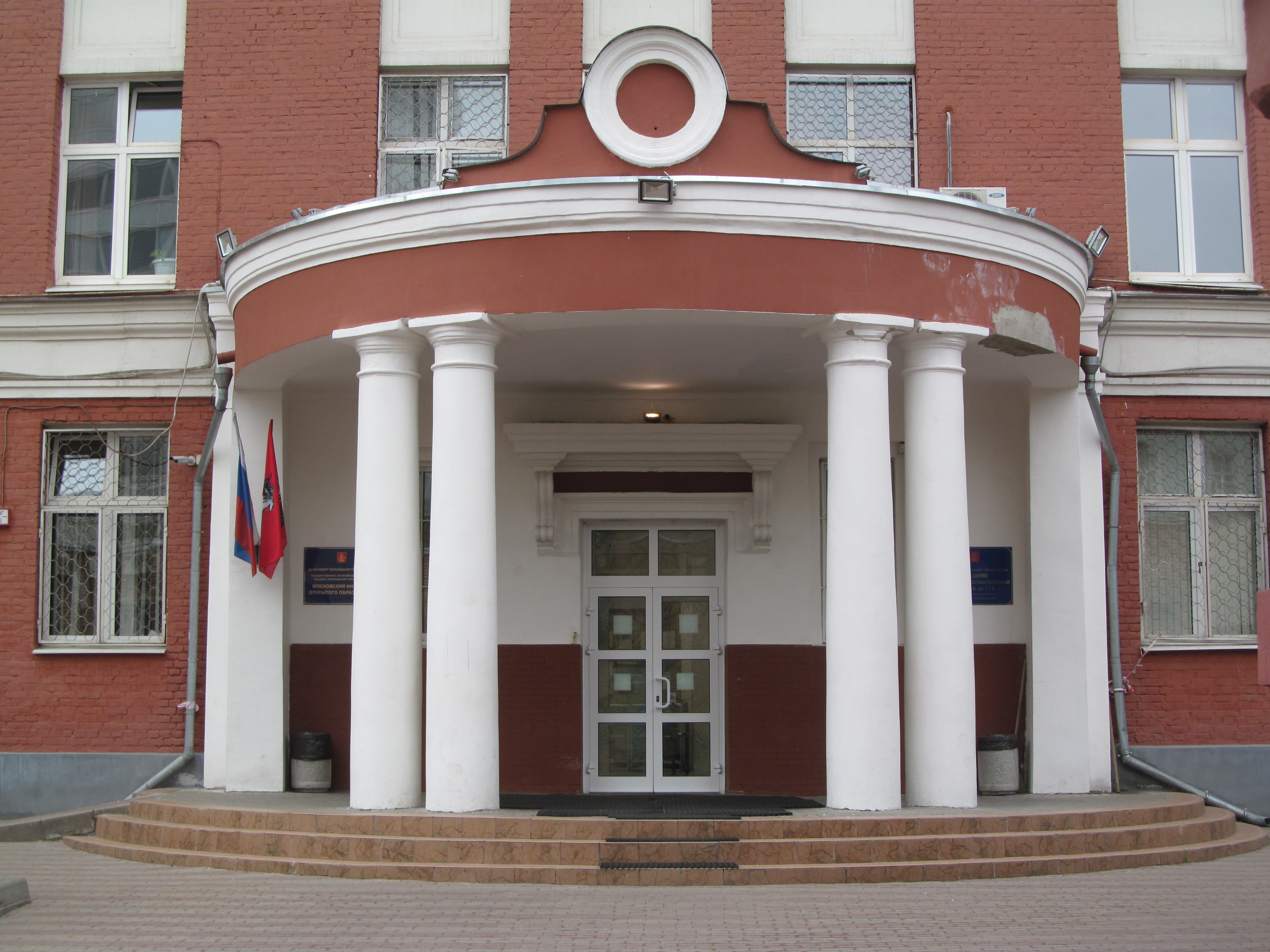 Портик здания Школы 179 на Большой Дмитровке
