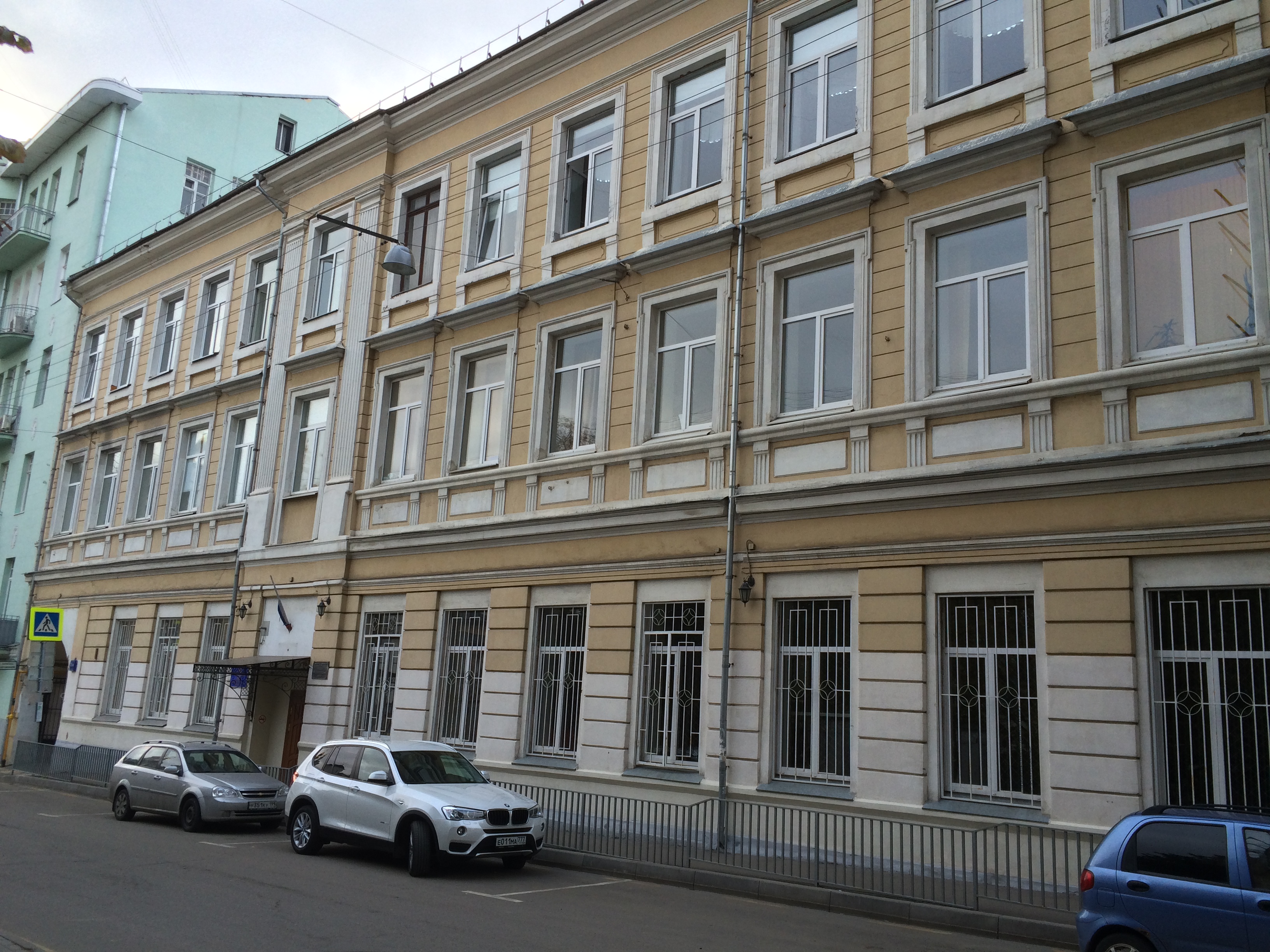 Фасад главного здания Школы 57, Малый Знаменский переулок