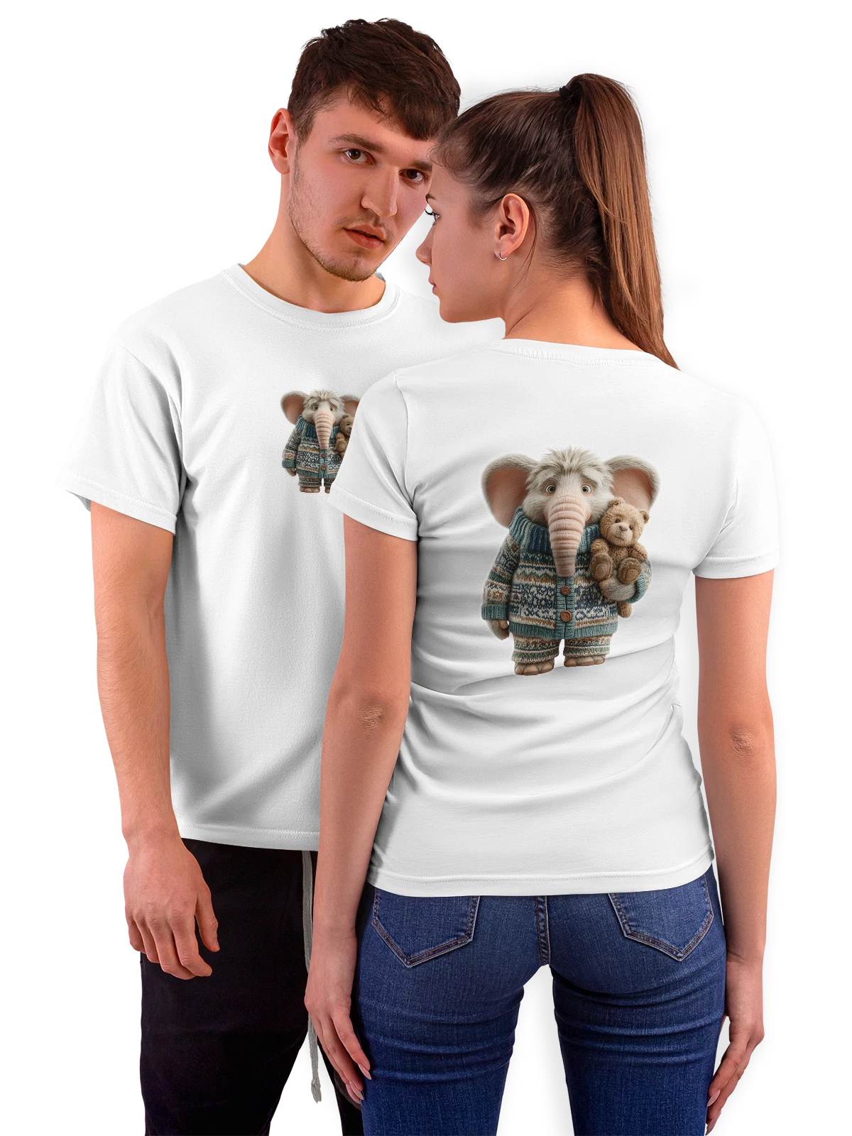 Футболка Милый слоненок в свитере с медвежонком белая с принтом на спине — зверек — Белая, фото 1