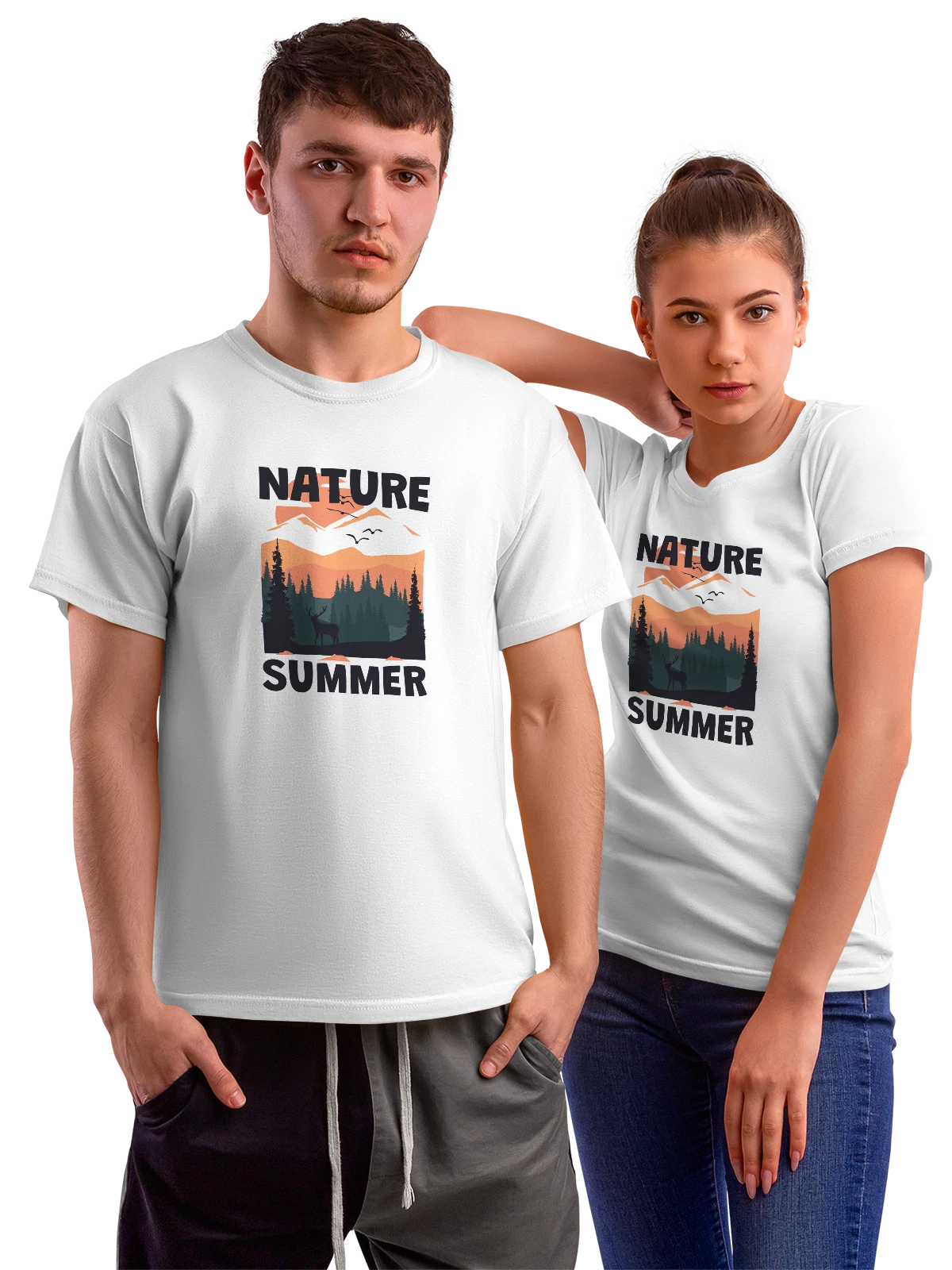 Футболка Олень в горном лесу с силуэтом хребта белая с принтом — горный пейзаж — Белая, фото 1