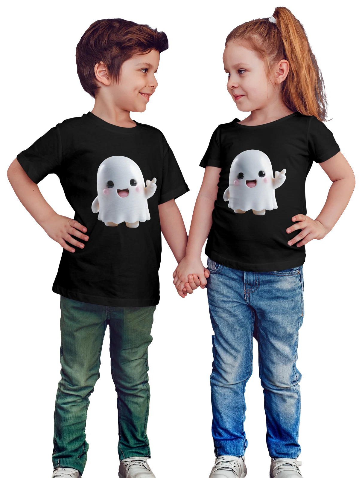 Футболка детская Милый белый призрак с улыбкой и жестом чёрная с принтом — очаровательный монстр — Чёрная, фото 1