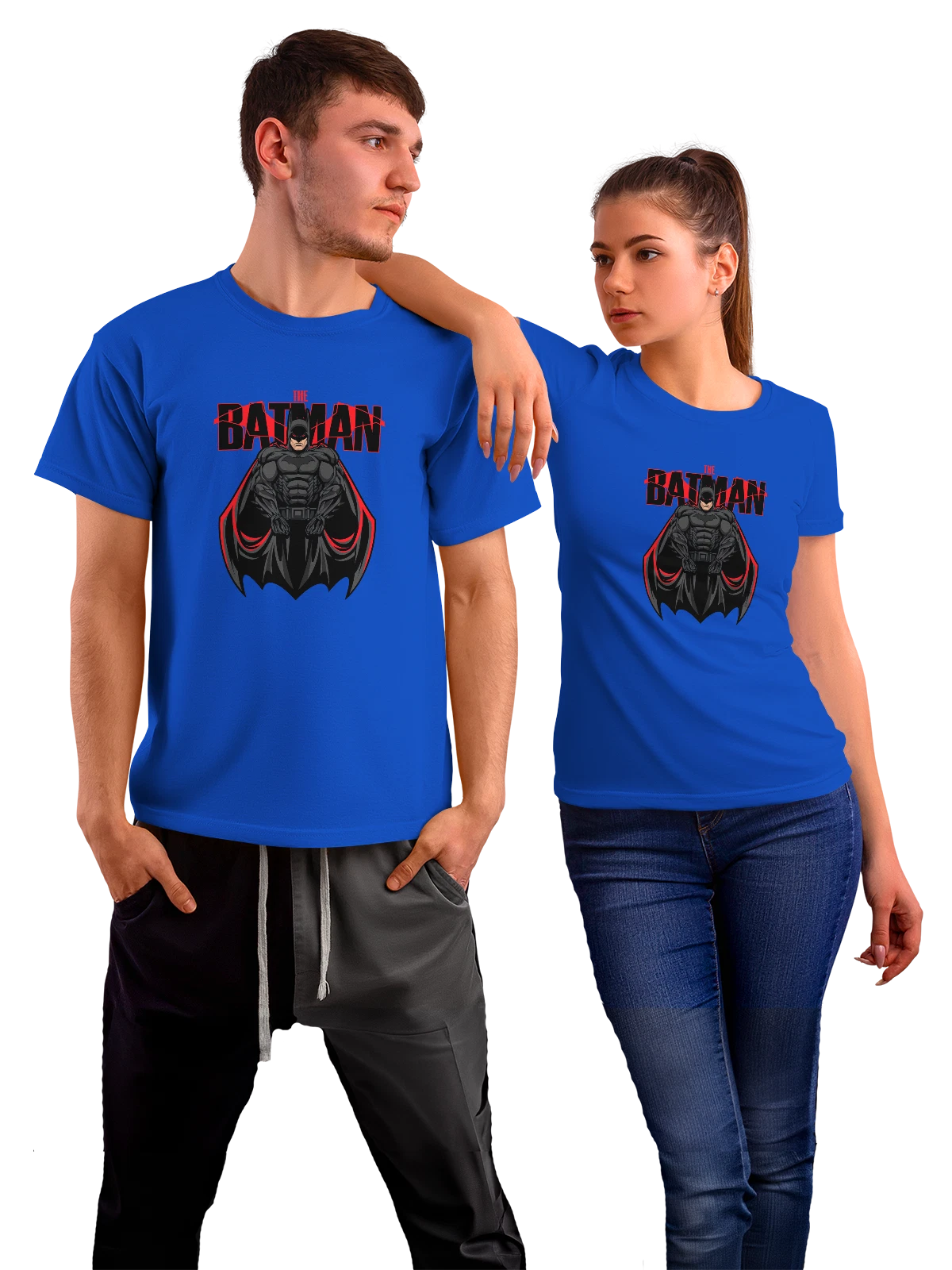 Футболка Бэтмен в черном плаще на красном фоне синяя с принтом — DC Comics — Синяя, фото 1