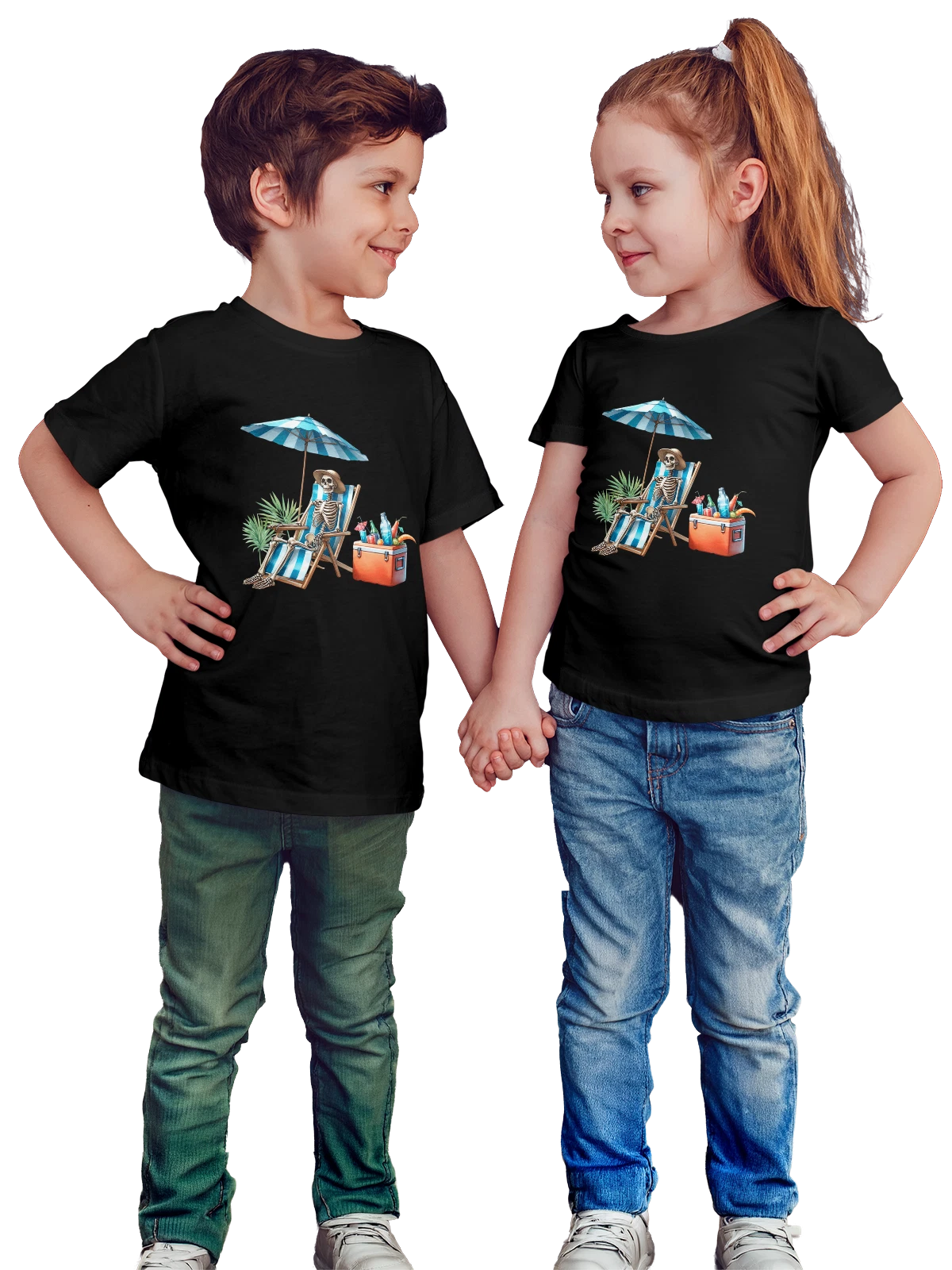 Футболка детская Скелет в шезлонге под пляжным зонтом чёрная с принтом — тропики — Чёрная, фото 1