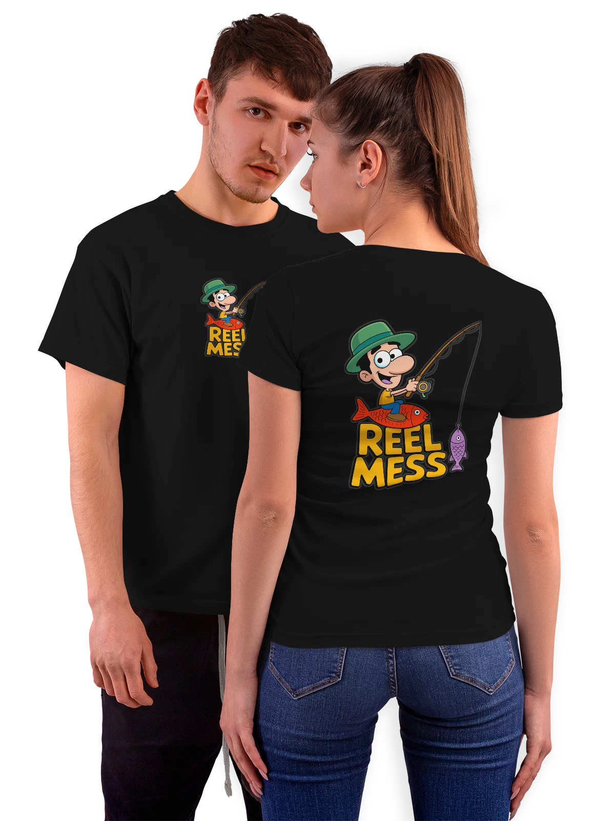 Футболка Мультяшный рыбак на красной рыбе REEL MESS чёрная с принтом на спине — смешной принт — Чёрная, фото 1