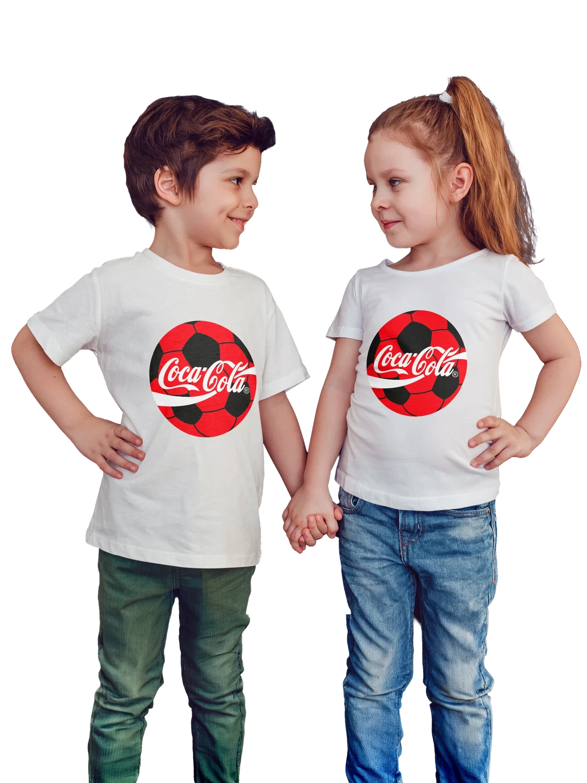 Футболка детская Coca Cola белая с принтом — футбол и болельщики — Белая, фото 1