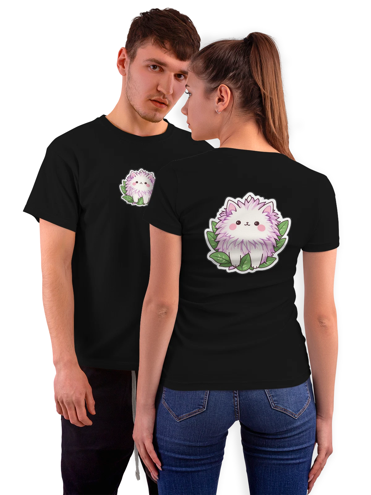 Футболка Милый пушистый котенок с зелеными листьями чёрная с принтом на спине — детский рисунок — Чёрная, фото 1
