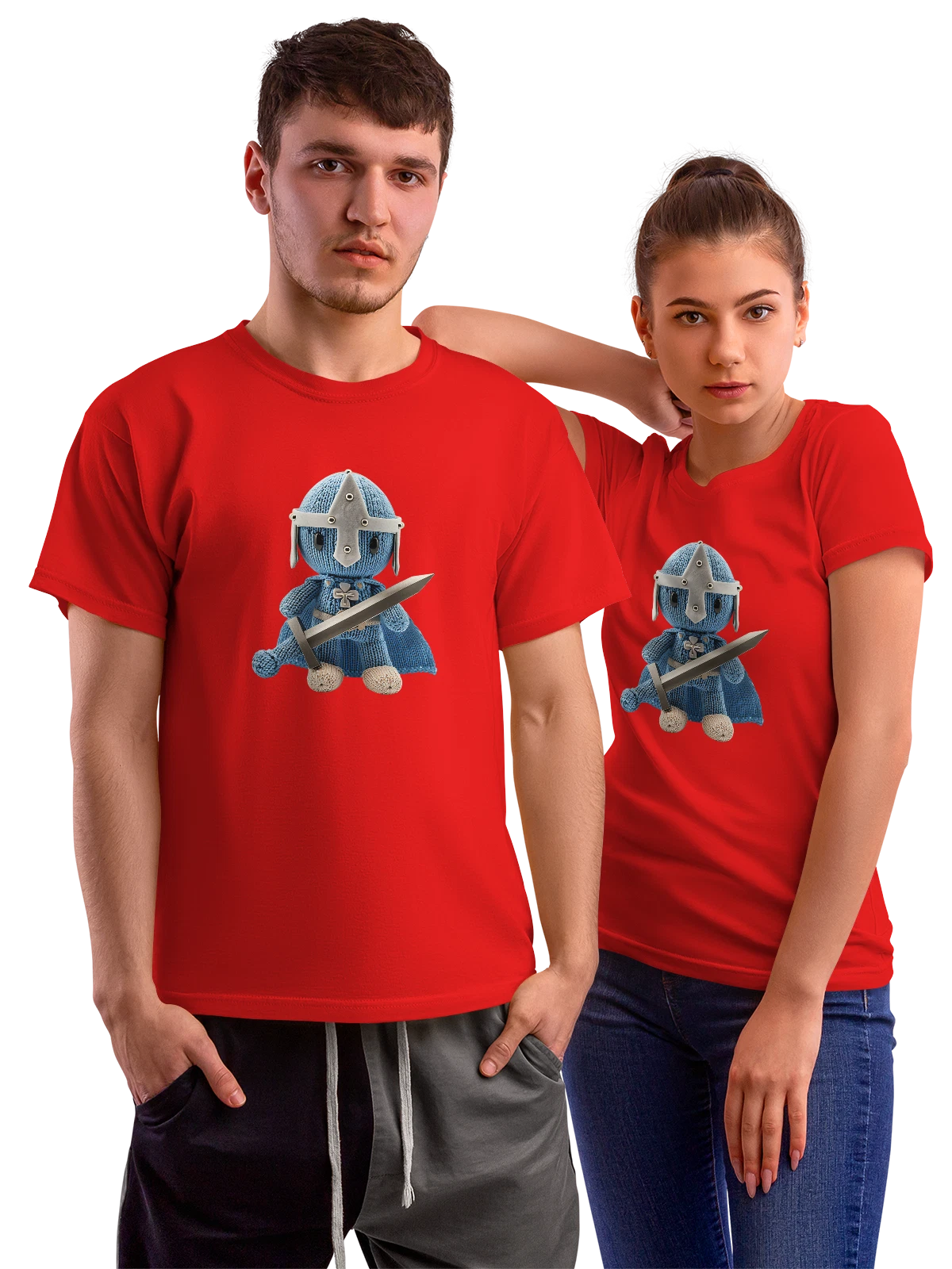 Футболка Вязаный рыцарь с мечом в шлеме красная с принтом — амигуруми — Красная, фото 1