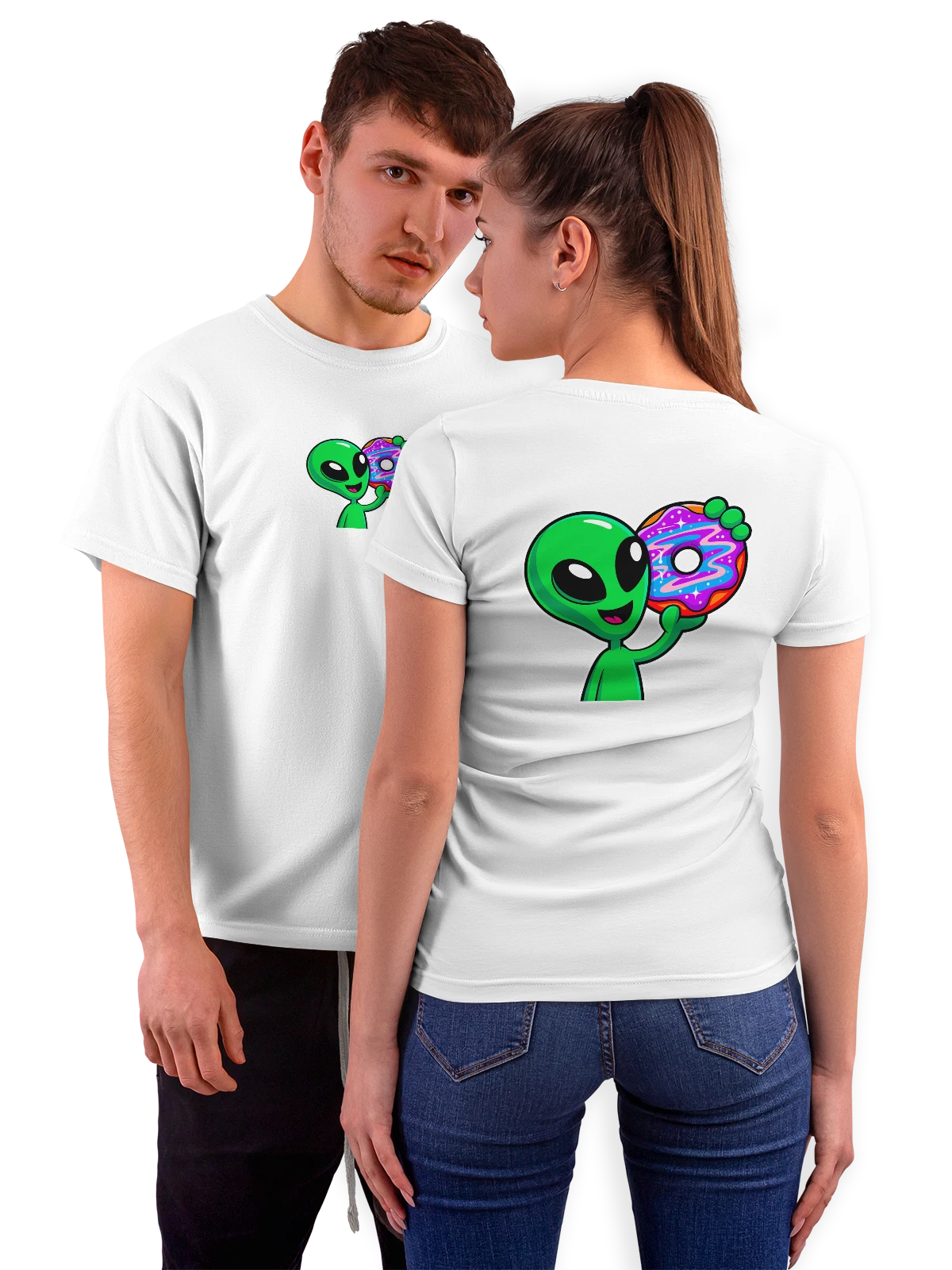 Футболка Зеленый пришелец с цветным пончиком белая с принтом на спине — alien art — Белая, фото 1