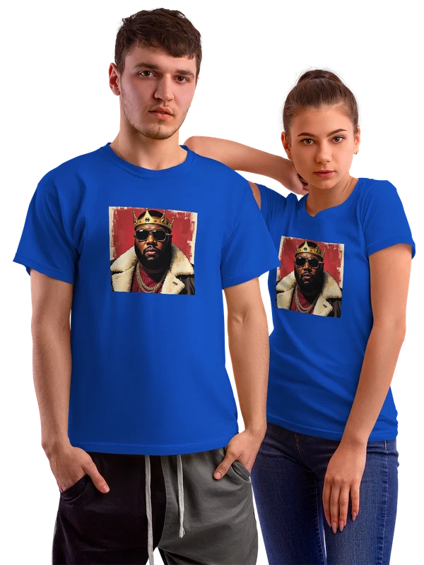 Футболка Бигги Смоллс в короне и очках на красном фоне — Синяя, фото 1