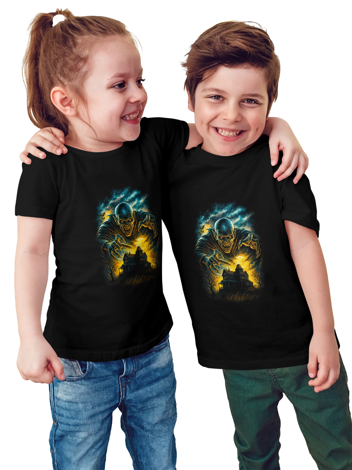 Футболка детская Вампир над домом в лунную ночь с летучими мышами чёрная с принтом — тёмное фэнтези — Чёрная, фото 1