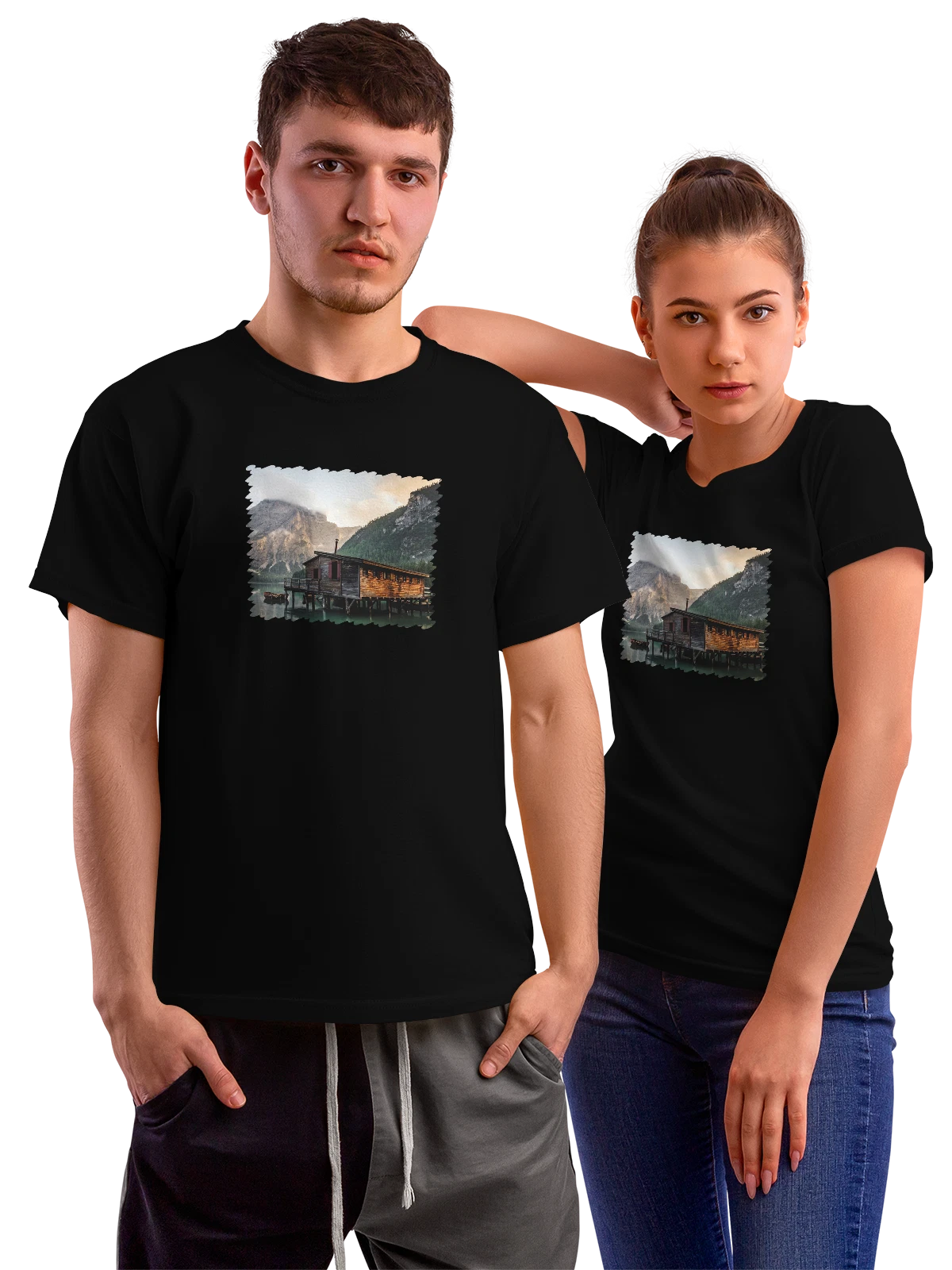 Футболка Conifers Lake Trees Hut Clouds Landscape чёрная с принтом — гармония природы — Чёрная, фото 1