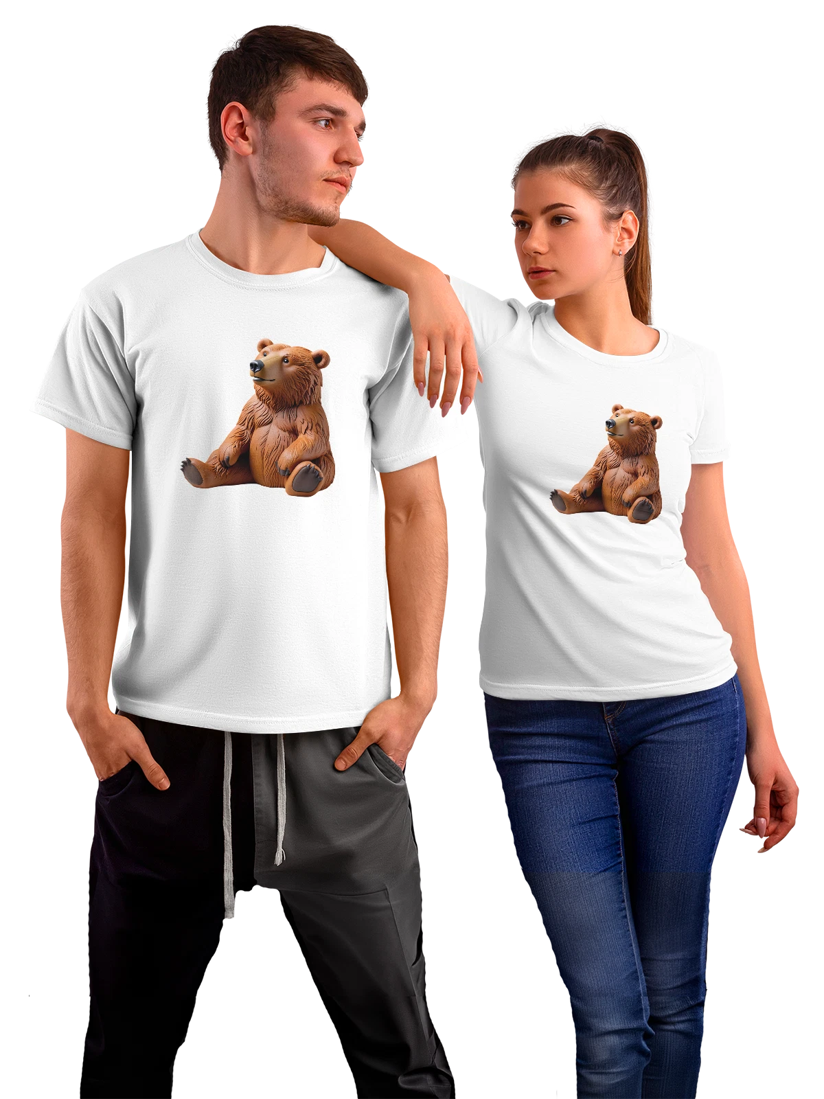 Футболка с сидящим бурым медведем белая с принтом — изолированный медведь — Белая, фото 1