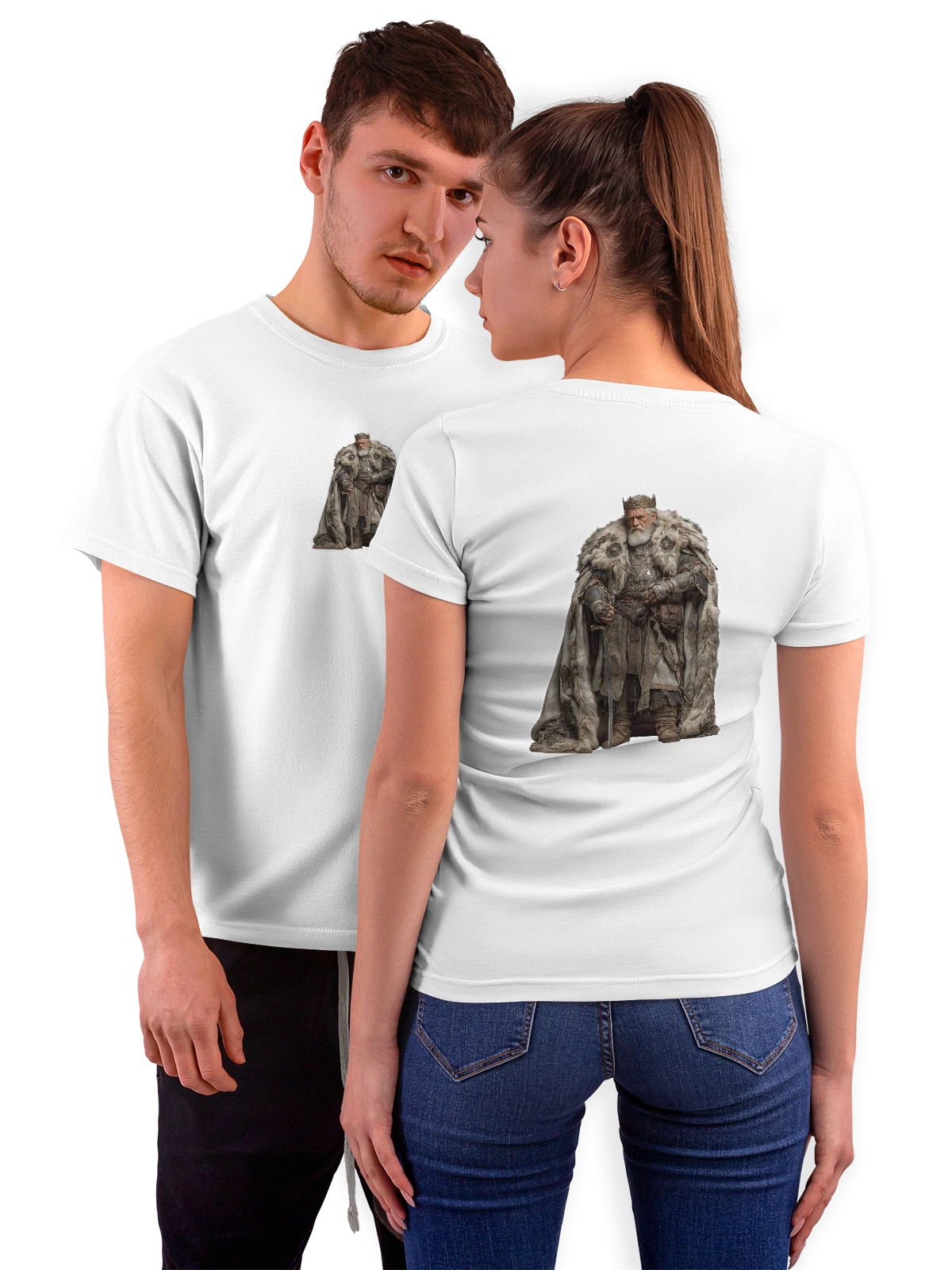 Футболка Король в меховой мантии с мечом белая с принтом на спине — королевский образ — Белая, фото 1