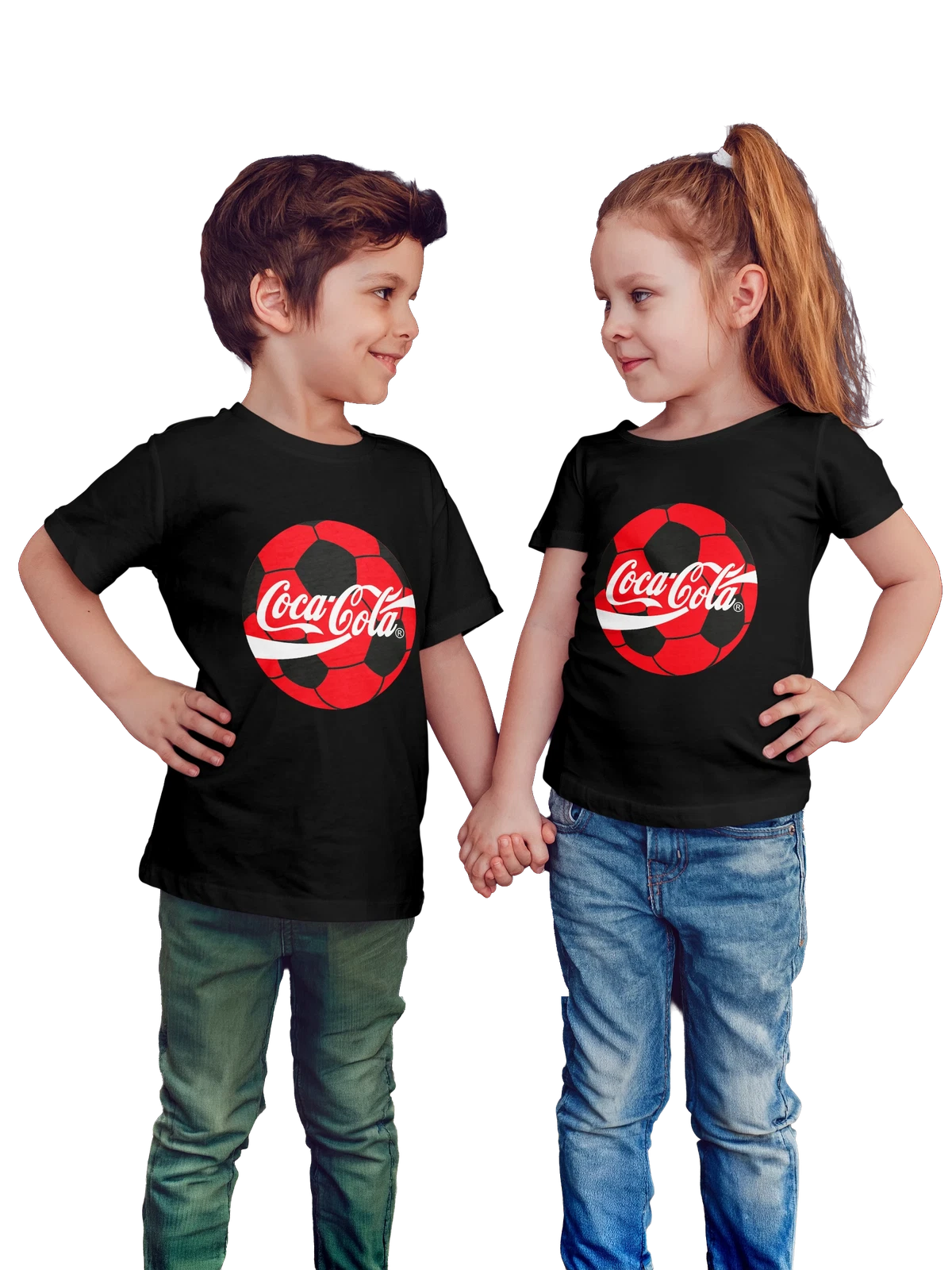 Футболка детская Coca Cola чёрная с принтом — футбол и болельщики — Чёрная, фото 1